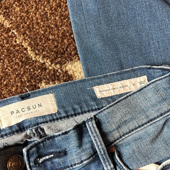 PACSUN DISTRESSED JEAN - Picture 3 of 4